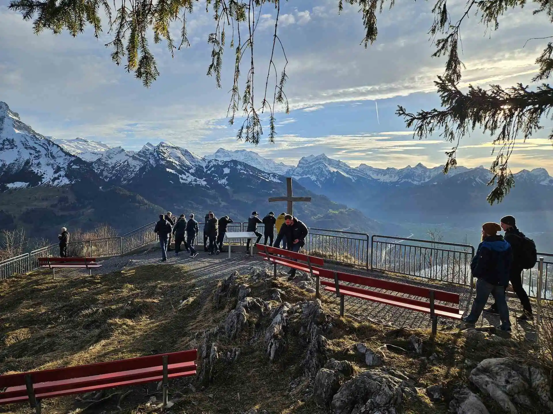 Für's Selfie mit dem Gipfelkreuz bleibt genügend Zeit vor dem Dinner.