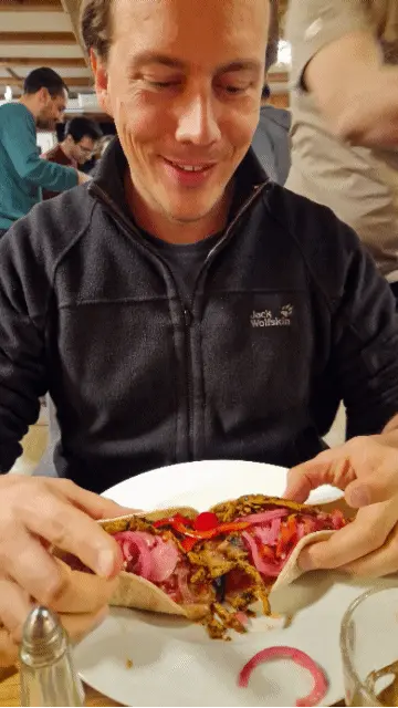 Patrick isst einen kleinen Taco