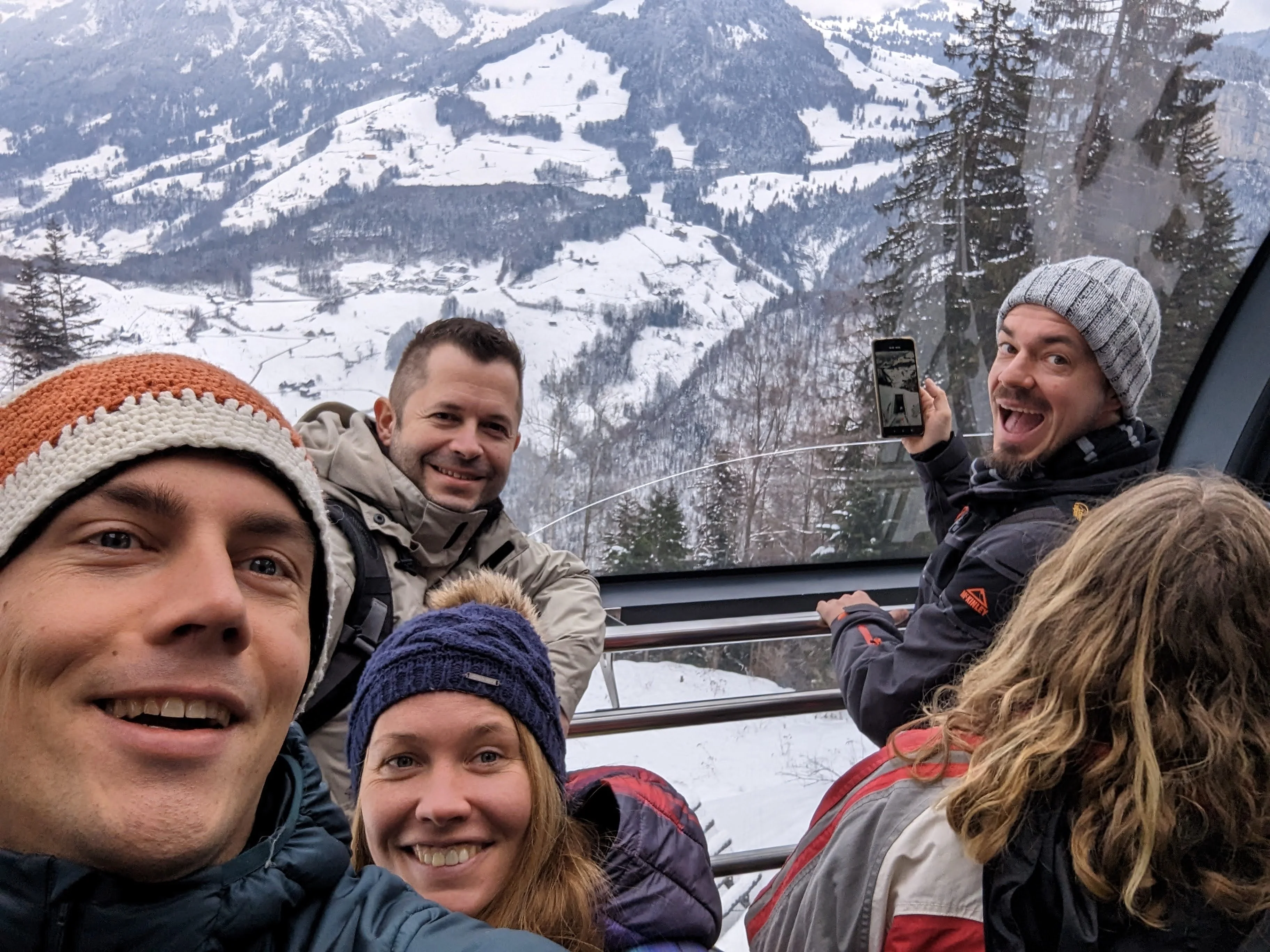 Gute Laune schon bei der Auffahrt mit der Zahnradbahn