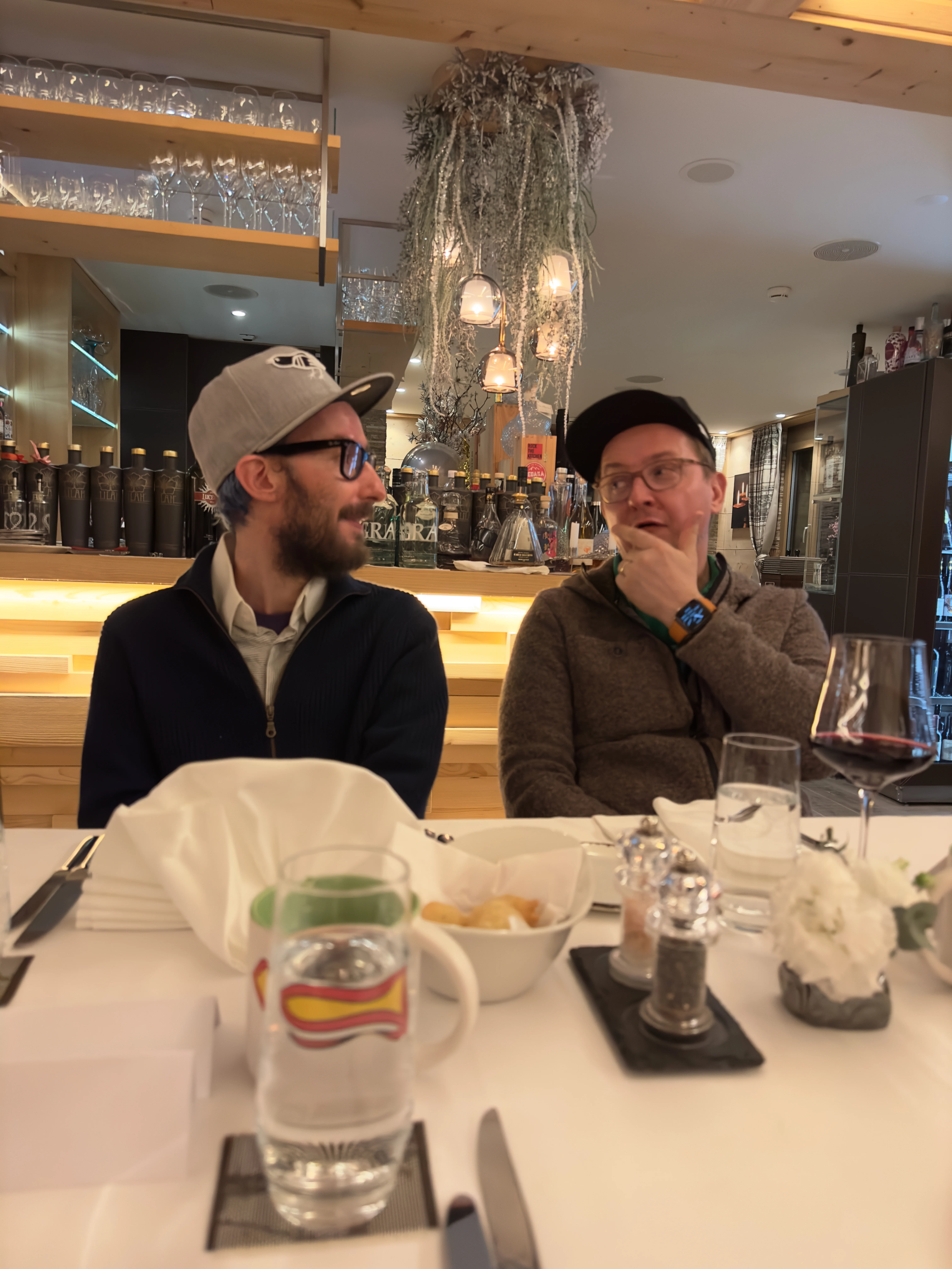 Max und Jan im Gespräch beim Dinner