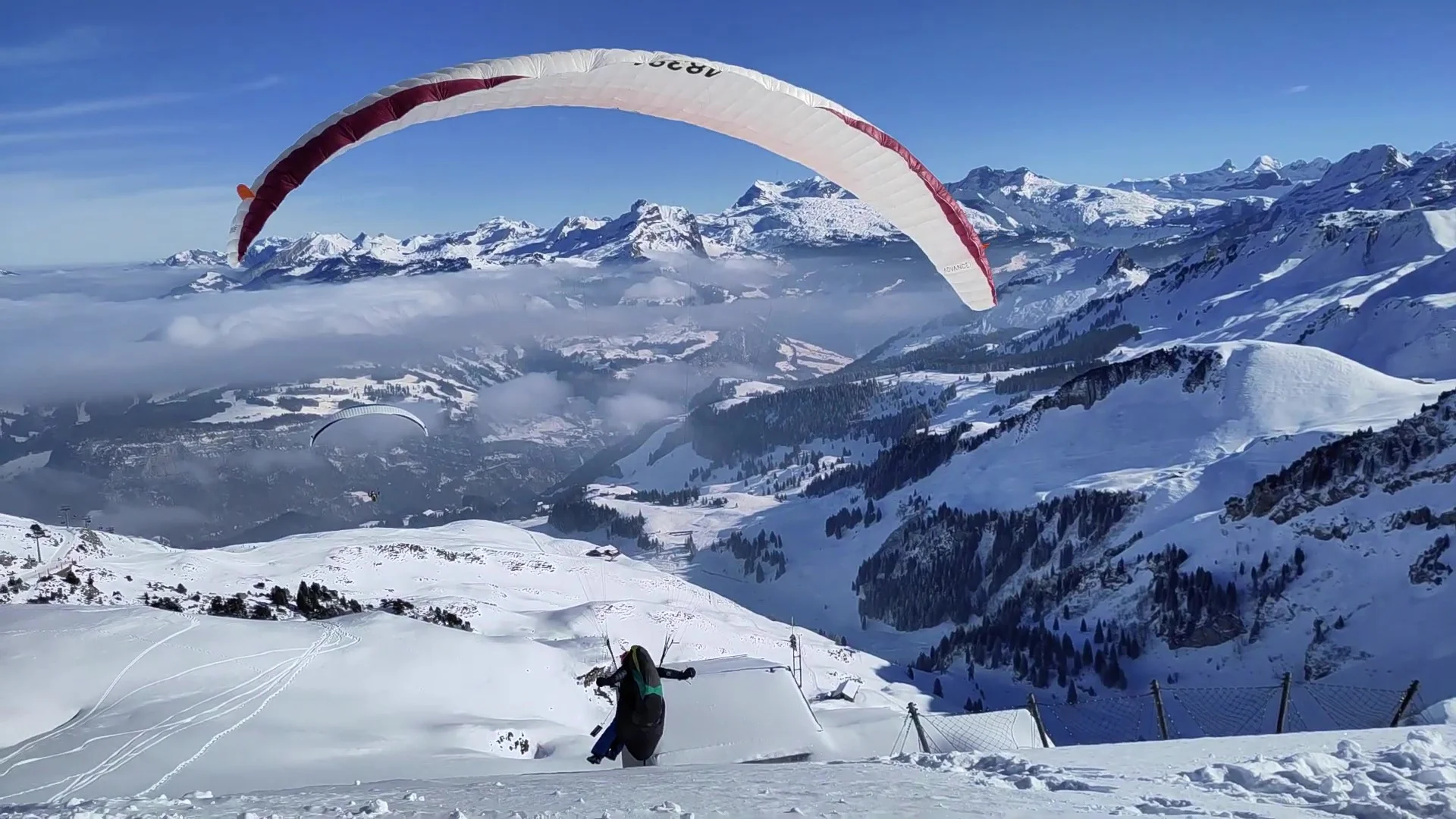 Gleitschirmflieger beim Starten