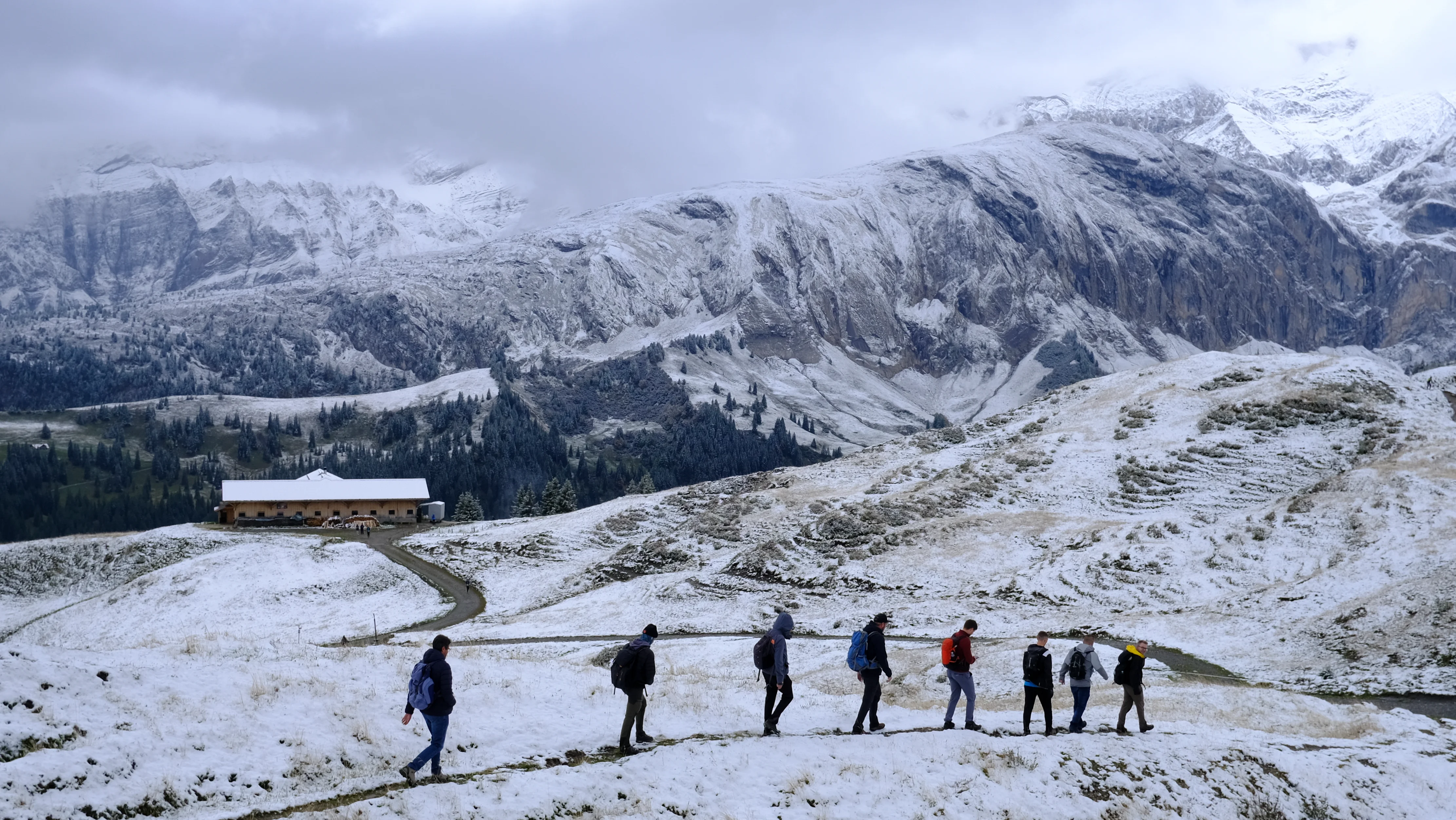 Wandergruppe im Schnee